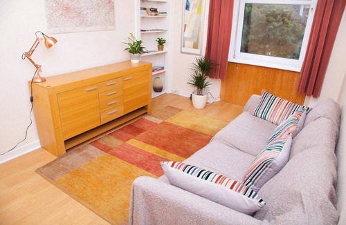 Newhaven Apartment | Bright Quiet Edinburgh Home Free Parking