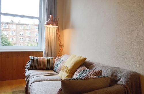 Newhaven Apartment | Bright Quiet Edinburgh Home Free Parking