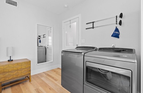 Brentwood House | Bright Renovated ATX Home w/Yard + Cowboy Pool