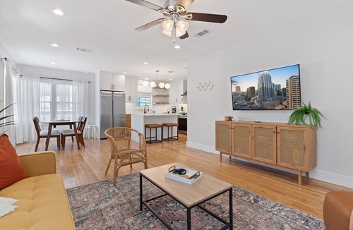 Brentwood House | Bright Renovated ATX Home w/Yard + Cowboy Pool