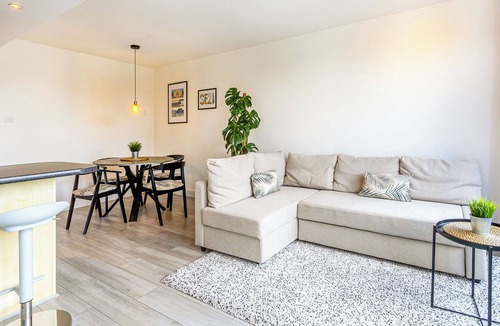 College Apartment | Bright Renovated Spacious Flat + Private Balcony