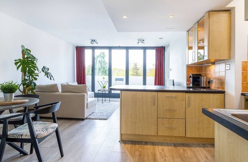 College Apartment | Bright Renovated Spacious Flat + Private Balcony