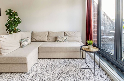 College Apartment | Bright Renovated Spacious Flat + Private Balcony