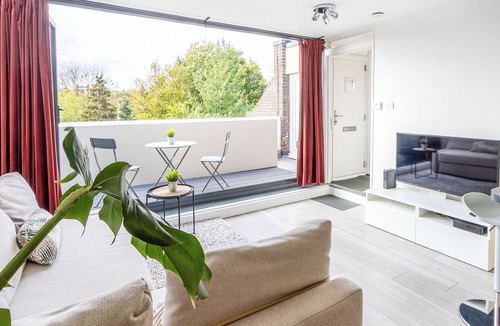 College Apartment | Bright Renovated Spacious Flat + Private Balcony