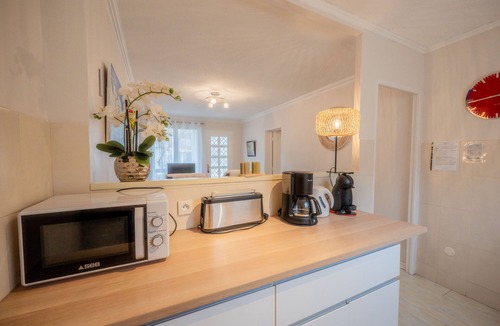 Tarascon-sur-Ariege Apartment | Bright Retreat with Veranda – Artistic Stay for Two in Ariège