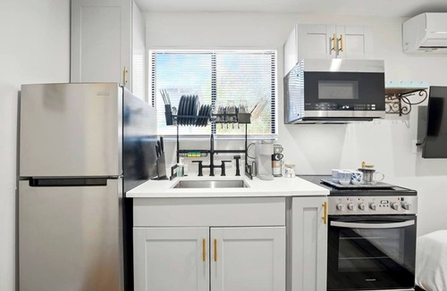 Murray Hill Apartment | Bright Retreat w/Kitchen, Wifi & TV