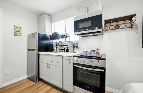 Murray Hill Apartment | Bright Retreat w/Kitchen, Wifi & TV