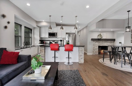 Kansas City Apartment | Bright & Roomy 2BR | 1st Floor Retreat | #65