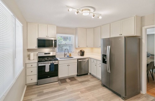 Libertyville House | Bright & Roomy 5BR – Family-Ready Near Naval Base!
