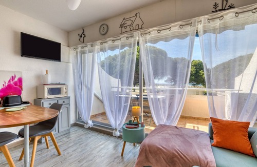 Le Grau-Du-Roi Apartment | Bright Sea View Studio with Balcony and Direct Beach Access