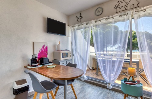 Le Grau-Du-Roi Apartment | Bright Sea View Studio with Balcony and Direct Beach Access