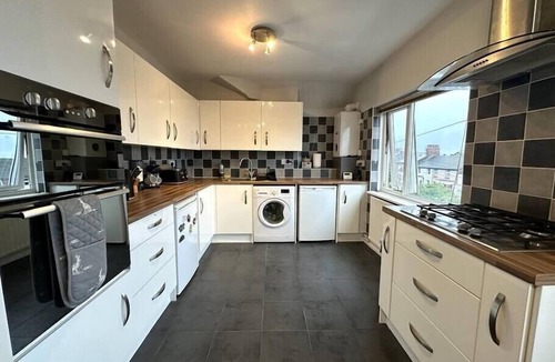 New Brighton Apartment | Bright Seaside Apartment with Stunning River Views