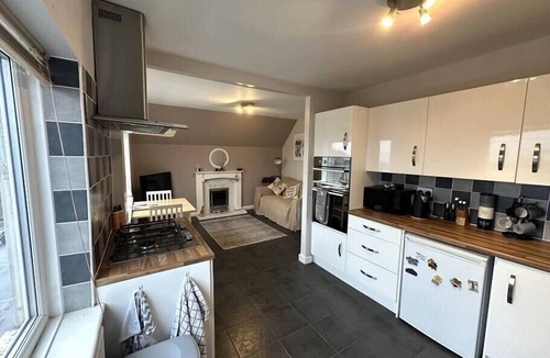 New Brighton Apartment | Bright Seaside Apartment with Stunning River Views