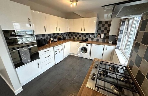 New Brighton Apartment | Bright Seaside Apartment with Stunning River Views