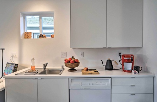 Highline Cottage | Bright Seattle Cottage w/Private Backyard Access!