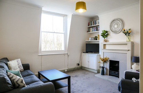 Askew Apartment | Bright Shepherds Bush Apartment