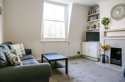 Askew Apartment | Bright Shepherds Bush Apartment