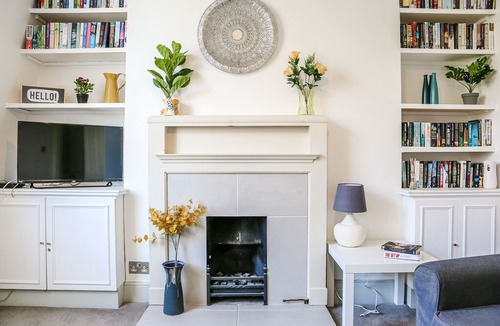 Askew Apartment | Bright Shepherds Bush Apartment