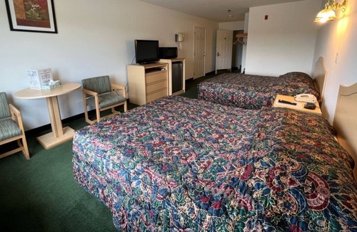 Red Bud Apartment | Bright Single King Suite in the Heart of Red Bud!