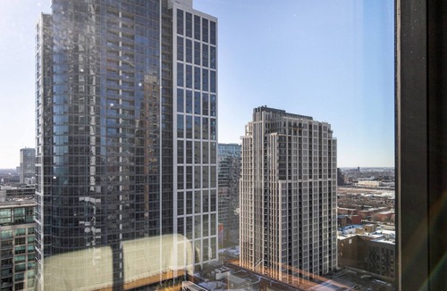 South Loop Apartment | Bright South Loop Studio w/Pool, Gym, walk to Grant Park, by Blueground (ID #CHI347)