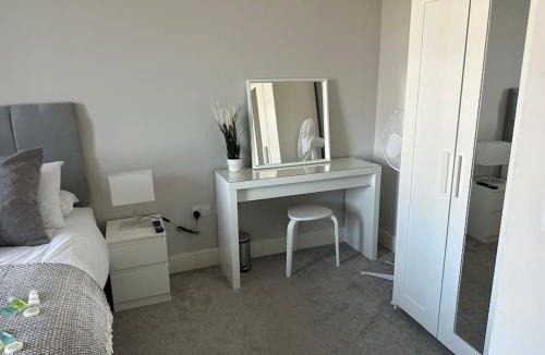 Brentwood Apartment | Bright, spacious 1 bedroom flat