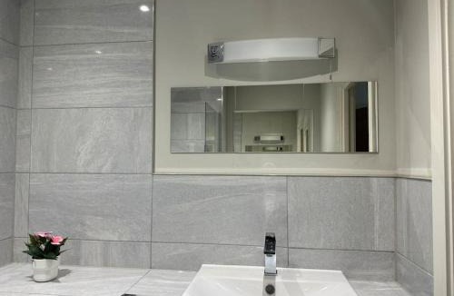 Brentwood Apartment | Bright, spacious 1 bedroom flat