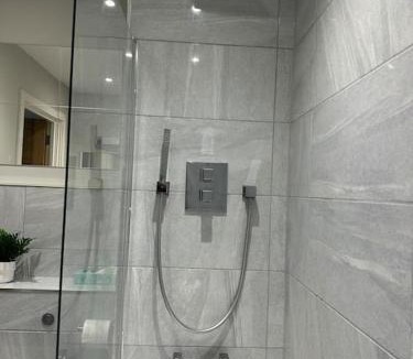 Brentwood Apartment | Bright, spacious 1 bedroom flat