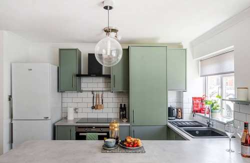 Guildford Apartment | Bright, spacious 1Bed w/parking - Pass the Keys