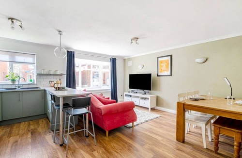 Guildford Apartment | Bright, spacious 1Bed w/parking - Pass the Keys