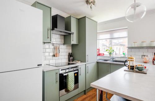 Guildford Apartment | Bright spacious 1Bed w parking - Pass the Keys