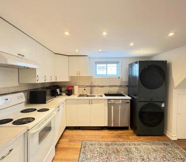 Newtonbrook Apartment | Bright Spacious 2 Bedroom 2 Bathroom Unit With Parking Near TTC and Shops