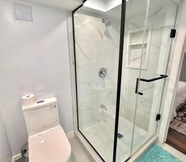 Newtonbrook Apartment | Bright Spacious 2 Bedroom 2 Bathroom Unit With Parking Near TTC and Shops