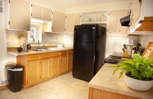 Troy Apartment | Bright & Spacious 2Bed Downtown Troy Garden Apt.