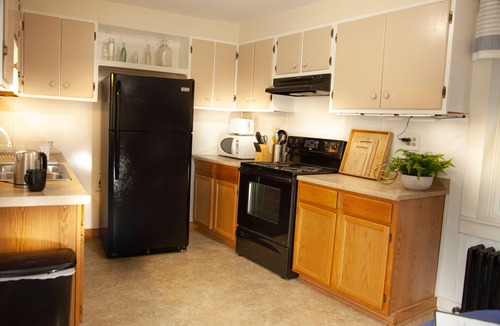 Troy Apartment | Bright & Spacious 2Bed Downtown Troy Garden Apt.