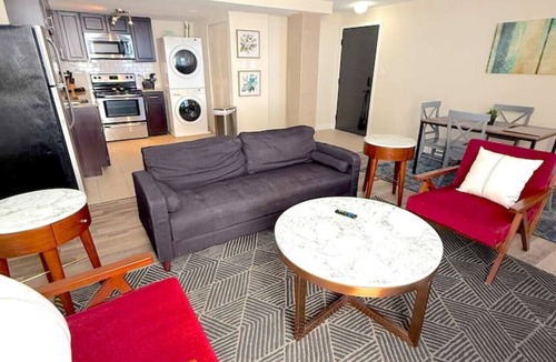 DeBaliviere Place Apartment | Bright & Spacious 2BR Near Forest Park