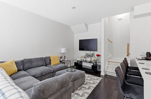 Mississauga House | Bright & Spacious 3 Bedroom Townhouse with Parking