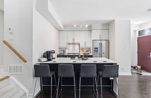Mississauga House | Bright & Spacious 3 Bedroom Townhouse with Parking