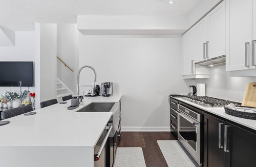 Mississauga House | Bright & Spacious 3 Bedroom Townhouse with Parking
