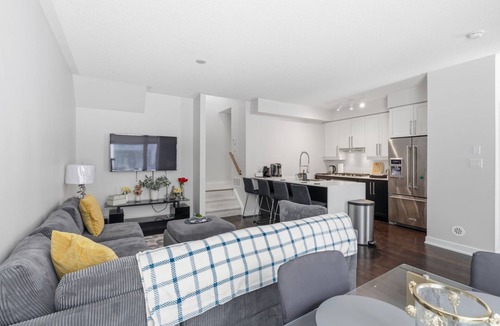 Mississauga House | Bright & Spacious 3 Bedroom Townhouse with Parking