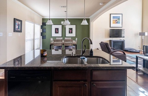 Irving House | Bright & Spacious 3 Bedroom Townhome, Minutes from DFW Airport