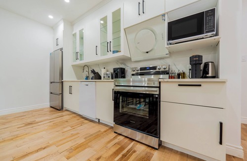 Cote-Des-Neiges—Notre-Dame-De-Grace Apartment | Bright Spacious 3BR 2 Baths Great Kitchen