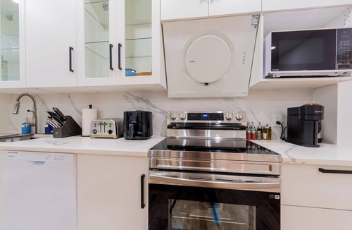 Cote-Des-Neiges—Notre-Dame-De-Grace Apartment | Bright Spacious 3BR 2 Baths Great Kitchen