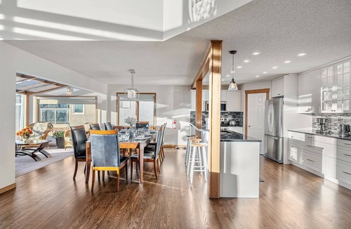 Edgemont House | Bright & Spacious 5-BR & Ravine Views in Edgemont