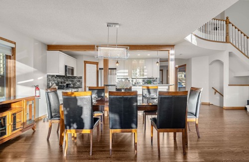 Edgemont House | Bright & Spacious 5-BR & Ravine Views in Edgemont