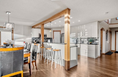 Edgemont House | Bright & Spacious 5-BR & Ravine Views in Edgemont