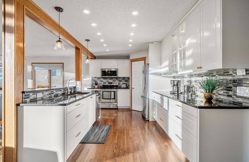 Edgemont House | Bright & Spacious 5-BR & Ravine Views in Edgemont