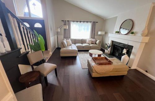 Orange House | Bright & Spacious 5BR Modern Vacation Home - Near Disneyland & Beaches