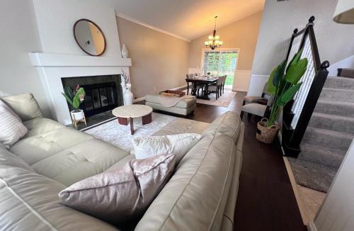 Orange House | Bright & Spacious 5BR Modern Vacation Home - Near Disneyland & Beaches
