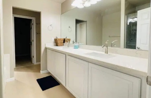 Maltby House | Bright, Spacious and Convenient With AC