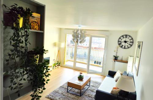 Bagneux Apartment | Bright Spacious Apartment near Paris Metro 4